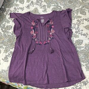 Ladies flutter-sleeved, embroidered t-shirt